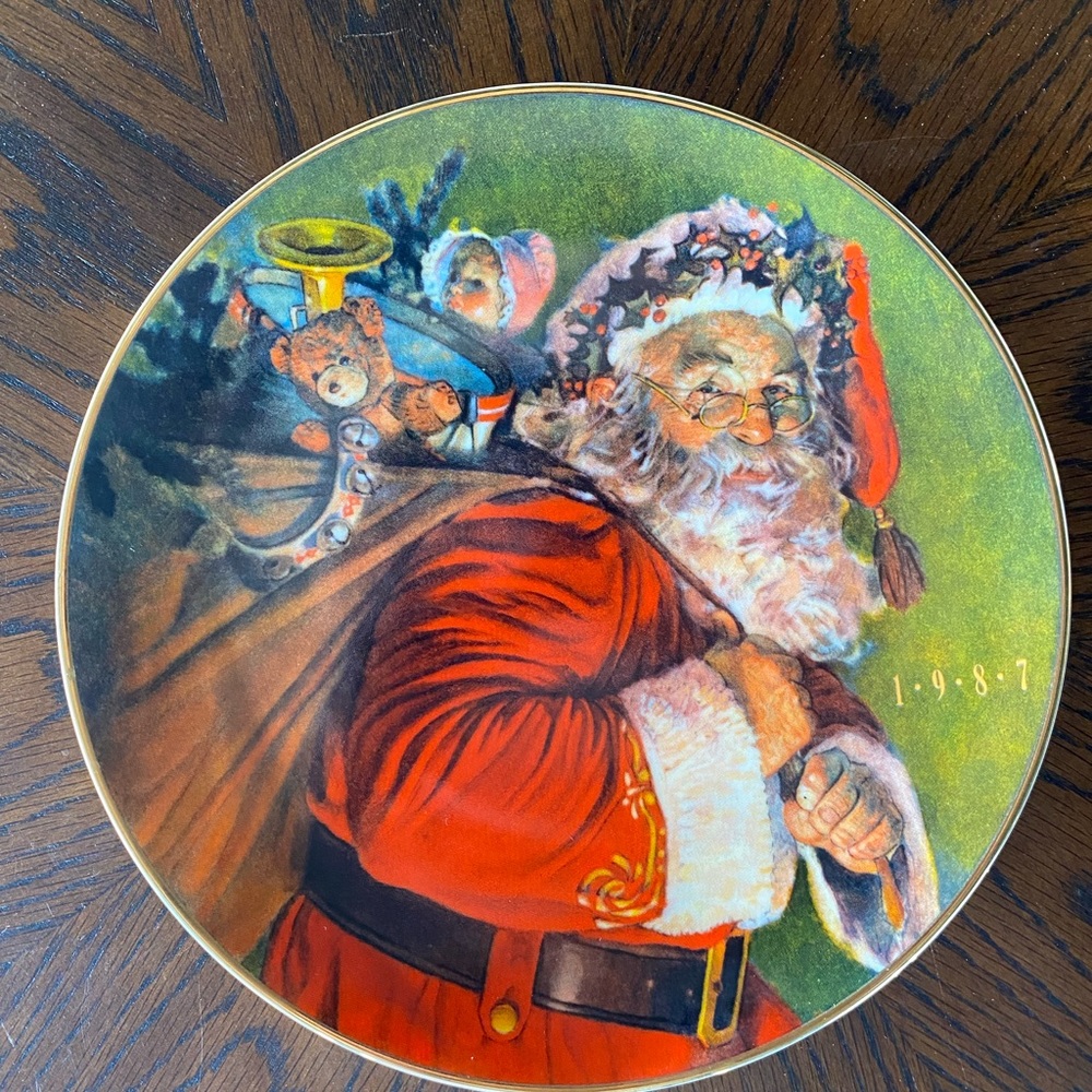 1987 Avon Christmas Plate ‘The Magic that Santa Brings’